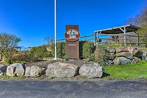 < 2 Mi to Big Bass Lake: Modern Mtn Chalet!