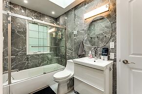 < 2 Mi to Big Bass Lake: Modern Mtn Chalet!