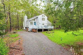 < 2 Mi to Big Bass Lake: Modern Mtn Chalet!