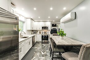 < 2 Mi to Big Bass Lake: Modern Mtn Chalet!