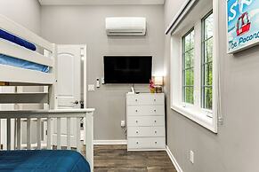 < 2 Mi to Big Bass Lake: Modern Mtn Chalet!