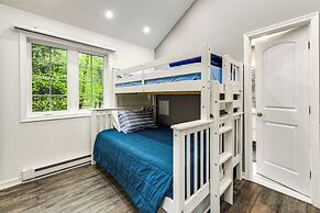 < 2 Mi to Big Bass Lake: Modern Mtn Chalet!