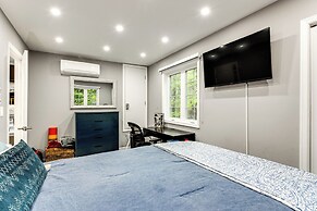 < 2 Mi to Big Bass Lake: Modern Mtn Chalet!