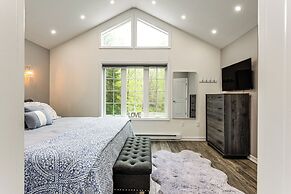 < 2 Mi to Big Bass Lake: Modern Mtn Chalet!