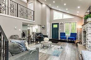 < 2 Mi to Big Bass Lake: Modern Mtn Chalet!