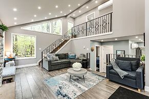 < 2 Mi to Big Bass Lake: Modern Mtn Chalet!