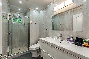 < 2 Mi to Big Bass Lake: Modern Mtn Chalet!