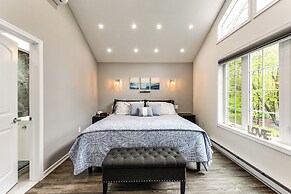 < 2 Mi to Big Bass Lake: Modern Mtn Chalet!