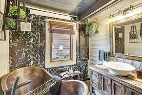 Hot Tub + Arcade Table: Spacious Retreat in Lead
