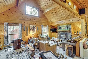 Hot Tub + Arcade Table: Spacious Retreat in Lead