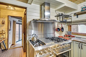 Hot Tub + Arcade Table: Spacious Retreat in Lead