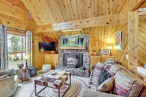 Hot Tub + Arcade Table: Spacious Retreat in Lead