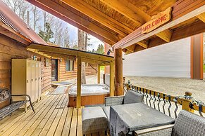 Hot Tub + Arcade Table: Spacious Retreat in Lead