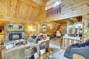 Hot Tub + Arcade Table: Spacious Retreat in Lead