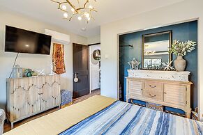 Hot Tub + Arcade Table: Spacious Retreat in Lead