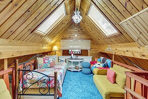 Hot Tub + Arcade Table: Spacious Retreat in Lead