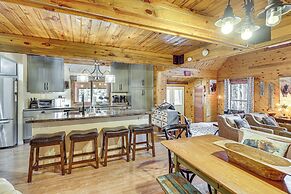 Hot Tub + Arcade Table: Spacious Retreat in Lead