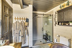 Hot Tub + Arcade Table: Spacious Retreat in Lead