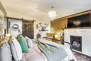Hot Tub + Arcade Table: Spacious Retreat in Lead