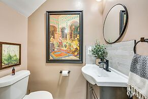 3 Mi to Frick Park: Artsy, Urban Retreat w/ Deck