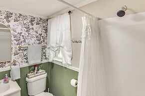 4 Mi to Nolichucky River: Apt w/ Shared Yard!