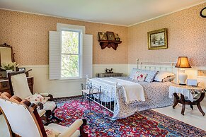 True North Farm House - Historic Family Home