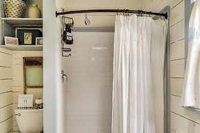 True North Farm House - Historic Family Home