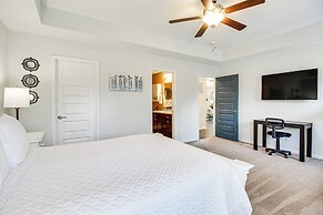 1 Mi to Shopping District: Chic Springfield Home