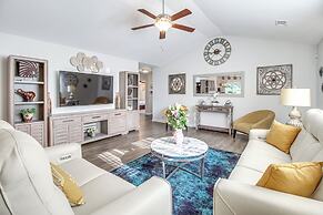 1 Mi to Shopping District: Chic Springfield Home