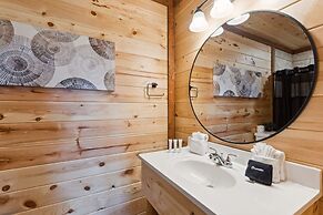 Splash Mountain Lodge 8 Bedroom Cabin