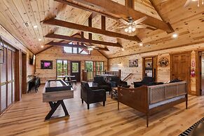 Splash Mountain Lodge 8 Bedroom Cabin