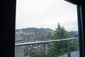 Student Only Lady Nicolson Court