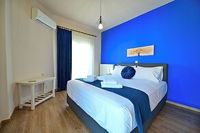 Royal Blue Central House by Checkin