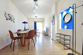 Royal Blue Central House by Checkin