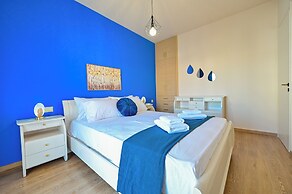 Royal Blue Central House by Checkin