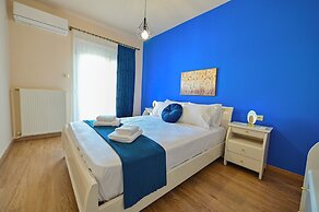 Royal Blue Central House by Checkin