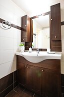 Royal Blue Central House by Checkin