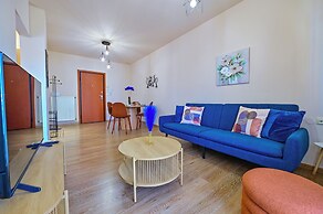 Royal Blue Central House by Checkin