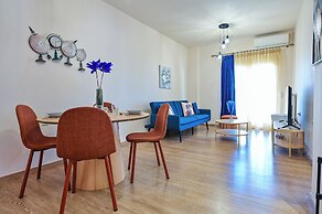 Royal Blue Central House by Checkin