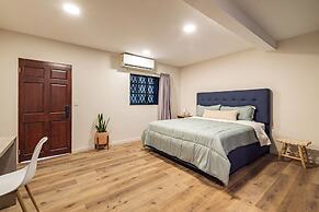 Lora Loca Inn