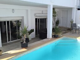 Stylish villa avec parking et piscine