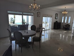 Stylish villa avec parking et piscine