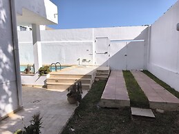 Stylish villa avec parking et piscine