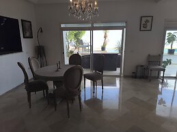 Stylish villa avec parking et piscine