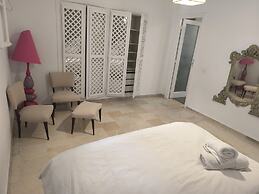 Stylish villa avec parking et piscine