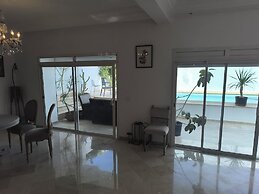 Stylish villa avec parking et piscine