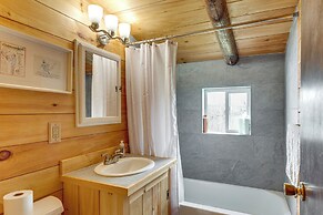 2 Mi to Lake Willoughby: Peaceful Log Cabin!