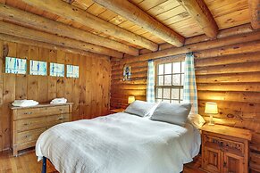 2 Mi to Lake Willoughby: Peaceful Log Cabin!
