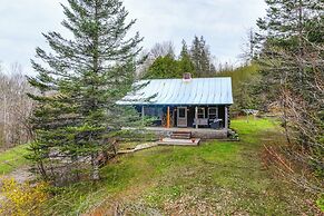 2 Mi to Lake Willoughby: Peaceful Log Cabin!