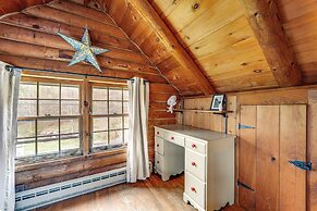 2 Mi to Lake Willoughby: Peaceful Log Cabin!